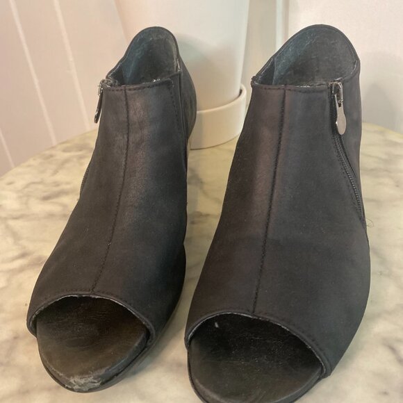 Munro Luisa Black Suede Peep Toe Booties - Picture 2 of 7